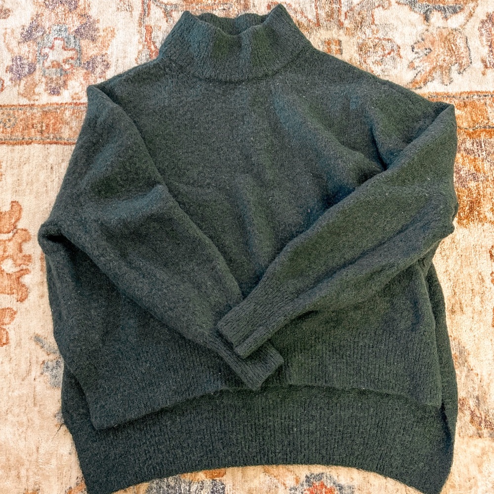 H&M sweater 💚